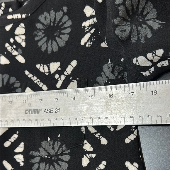 Madewell Black and White Graphic Button Back Top. Size XXS - Picture 7 of 8